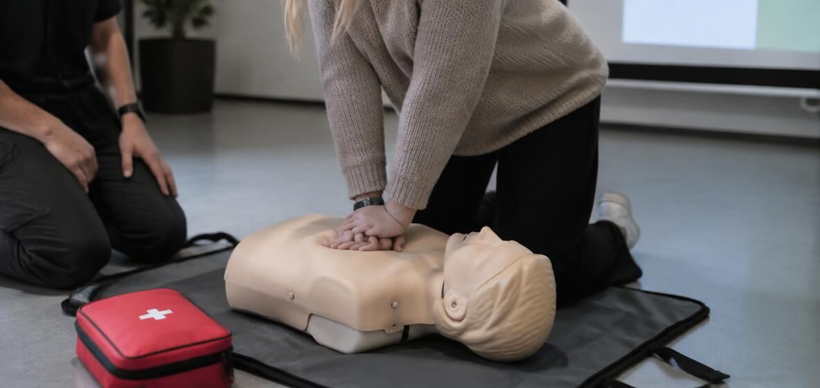 Kurs i Första hjälpen, HLR och Hjärtstartare hos Röda Korset