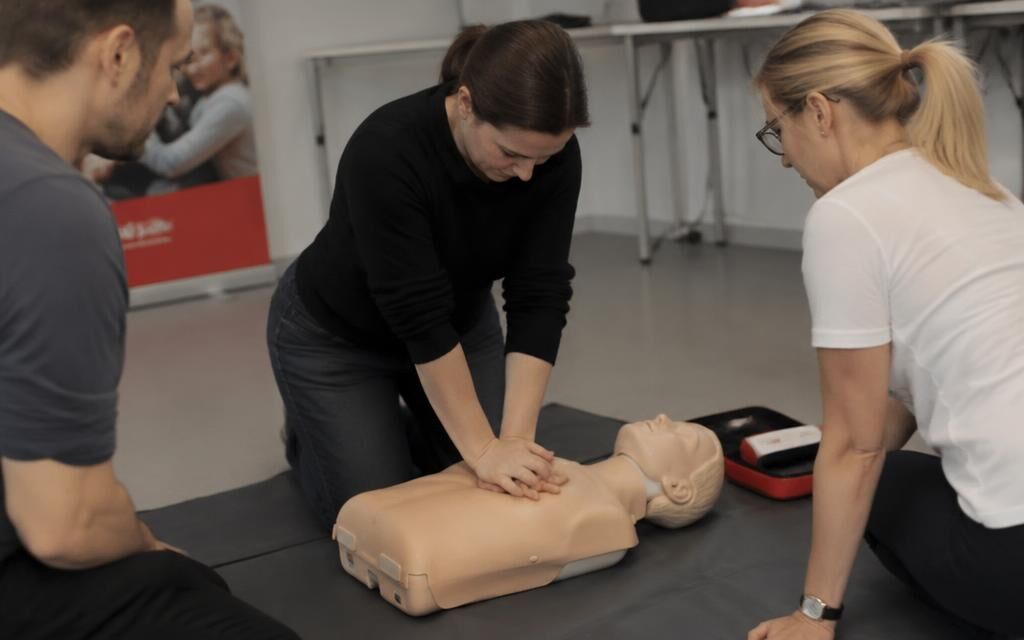 Kurs i Första hjälpen, HLR och Hjärtstartare hos Röda Korset